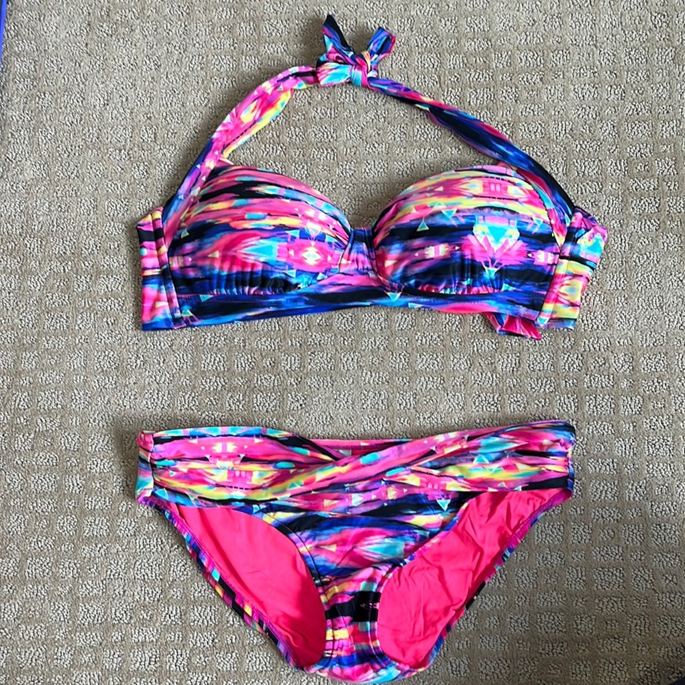 Seafolly Bikini size 12 CAN, 10 US, 14 Seafolly fit as per tags. Removeable cups